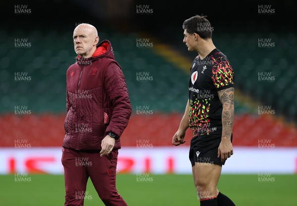 141125 - Wales Rugby Captains Run ahead of their game against Japan - Steve Tandy, Head Coach and Louis Rees-Zammit during training
