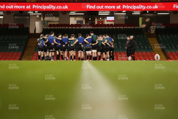 150324 - Wales Rugby Captains Run ahead of their final 6 Nations game against Italy - Wales team huddle