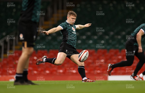 150324 - Wales Rugby Captains Run ahead of their final 6 Nations game against Italy - Sam Costelow during training