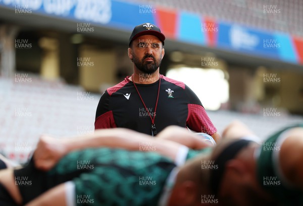 150923 - Wales Rugby Captains Run ahead of their Rugby World Cup game against Portugal - Contact Area Coach Jonathan Thomas during training