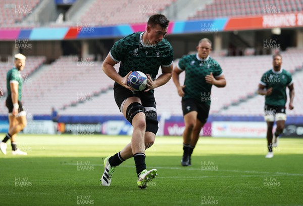 150923 - Wales Rugby Captains Run ahead of their Rugby World Cup game against Portugal - Adam Beard during training