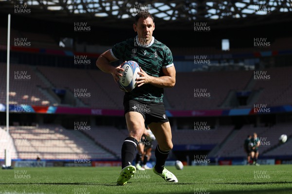 150923 - Wales Rugby Captains Run ahead of their Rugby World Cup game against Portugal - Tomos Williams during training