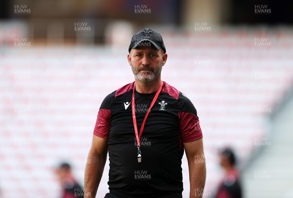 150923 - Wales Rugby Captains Run ahead of their Rugby World Cup game against Portugal - Attack Coach Alex King during training