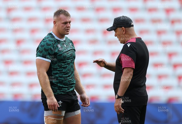 150923 - Wales Rugby Captains Run ahead of their Rugby World Cup game against Portugal - Dewi Lake and Head Coach Warren Gatland during training