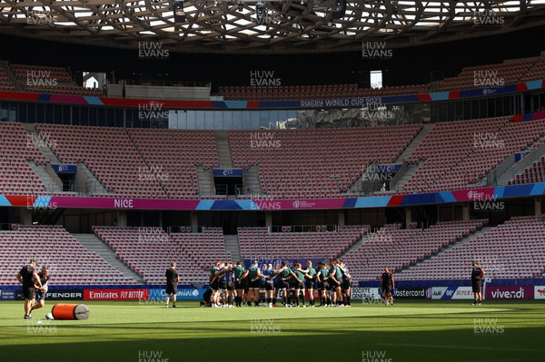 150923 - Wales Rugby Captains Run ahead of their Rugby World Cup game against Portugal - Team huddle