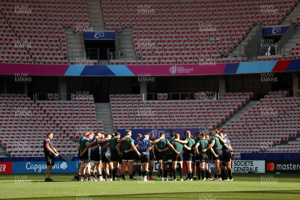 150923 - Wales Rugby Captains Run ahead of their Rugby World Cup game against Portugal - Team huddle