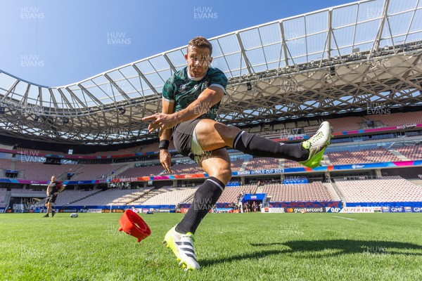 150923 - Wales Rugby Captains Run ahead of their Rugby World Cup game against Portugal - Leigh Halfpenny during training