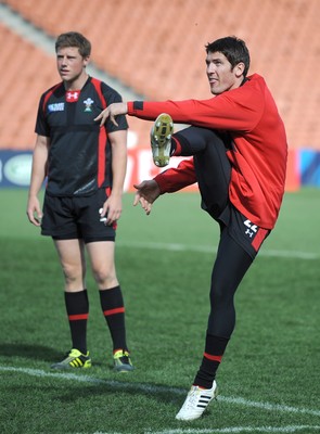 17.09.11 - Wales Rugby Captains Run - James Hook kicks as Rhys Priestland looks on during training. 