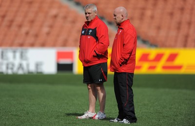 17.09.11 - Wales Rugby Captains Run - Head coach Warren Gatland and defence coach Shaun Edwards during training. 
