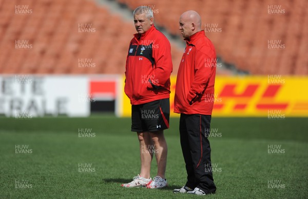 17.09.11 - Wales Rugby Captains Run - Head coach Warren Gatland and defence coach Shaun Edwards during training. 