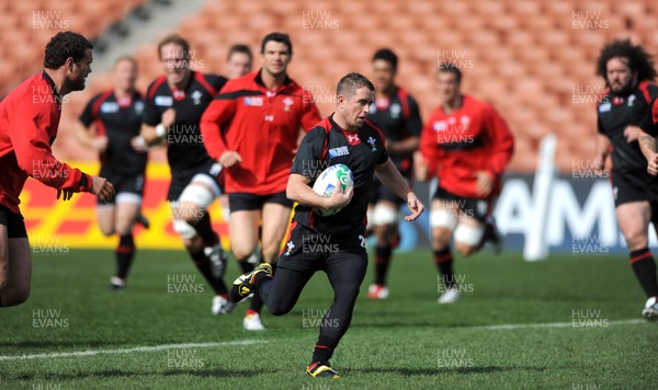 17.09.11 - Wales Rugby Captains Run - Shane Williams during training. 