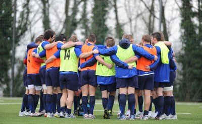 18.03.11 - Wales Rugby Captains Run - Wales players train in Paris. 