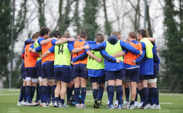 18.03.11 - Wales Rugby Captains Run - Wales players train in Paris. 