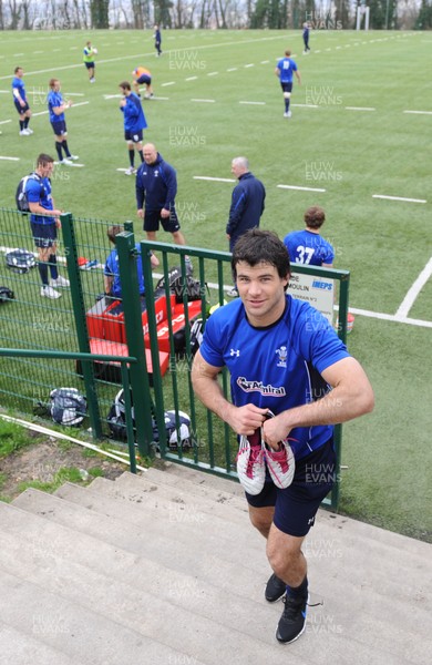 18.03.11 - Wales Rugby Captains Run - Mike Phillips leaves training in Paris. 