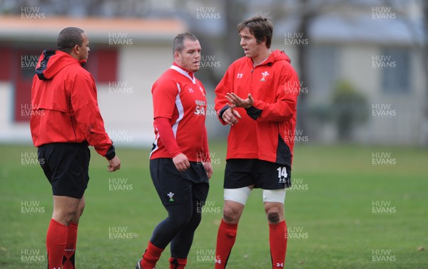 18.06.10 - Wales Rugby Captains Run - Ryan Jones talks to Gavin Thomas and Paul James during training. 