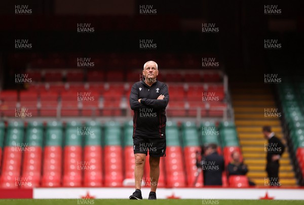 180823 - Wales Captains Run at the Principality Stadium the day before their final Rugby World Cup warm up game against South Africa - Head Coach Warren Gatland during training