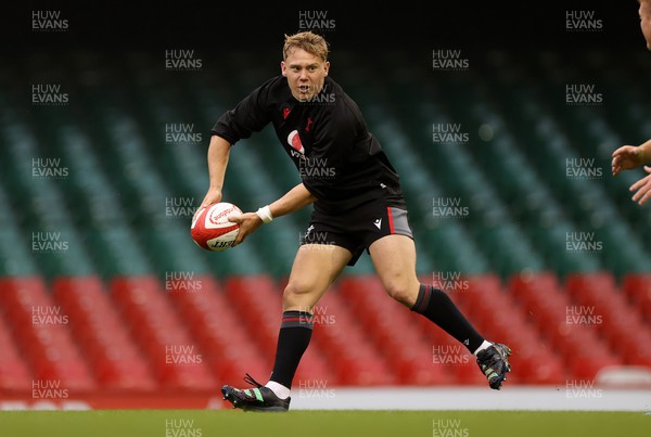 180823 - Wales Captains Run at the Principality Stadium the day before their final Rugby World Cup warm up game against South Africa - Sam Costelow during training