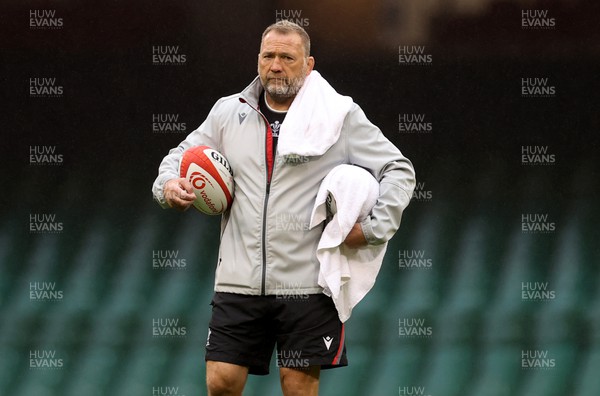 180823 - Wales Captains Run at the Principality Stadium the day before their final Rugby World Cup warm up game against South Africa - Forwards Coach Jonathan Humphreys during training