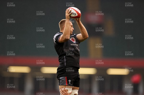 180823 - Wales Captains Run at the Principality Stadium the day before their final Rugby World Cup warm up game against South Africa - Ben Carter during training