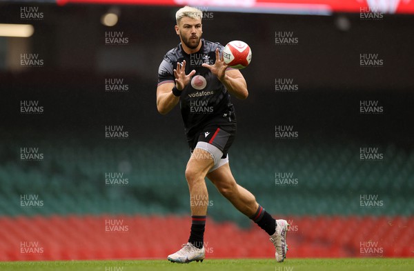 180823 - Wales Captains Run at the Principality Stadium the day before their final Rugby World Cup warm up game against South Africa - Johnny Williams during training