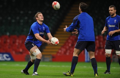 18.11.10 - Wales Rugby Training - Dan Lydiate, George North and Deiniol Jones during training. 