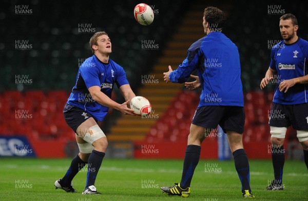 18.11.10 - Wales Rugby Training - Dan Lydiate, George North and Deiniol Jones during training. 