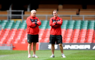 19.08.11 - Wales Rugby Captains Run - Head coach Warren Gatland looks on with assistant coach Rob Howley during training. 