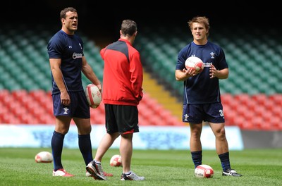 19.08.11 - Wales Rugby Captains Run - Jamie Roberts and Jonathan Davies talk to assistant coach Rob Howley during training. 