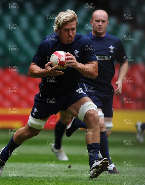 19.08.11 - Wales Rugby Captains Run - Andy Powell and Martyn Williams(R) during training. 