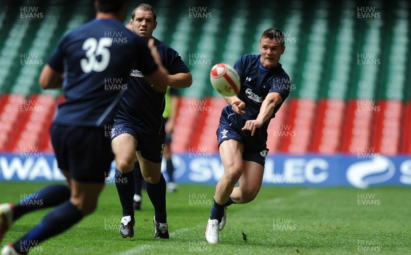 19.08.11 - Wales Rugby Captains Run - Tavis Knoyle during training. 