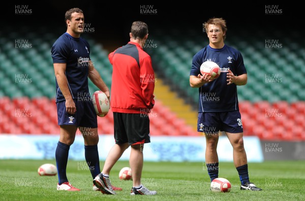 19.08.11 - Wales Rugby Captains Run - Jamie Roberts and Jonathan Davies talk to assistant coach Rob Howley during training. 