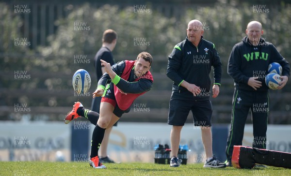 200315 - Wales Rugby Training -Gareth Davies during training