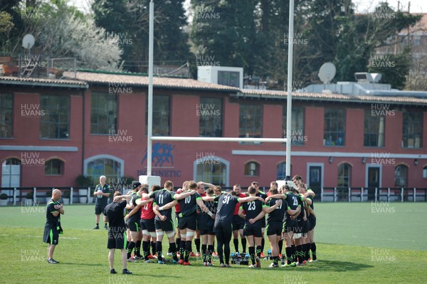 200315 - Wales Rugby Training -Players huddle during training