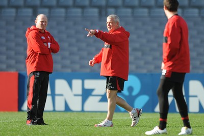 20.10.11 - Wales Rugby Captains Run - Head coach Warren Gatland makes a point as Neil Jenkins looks on during training. 