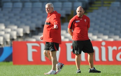 20.10.11 - Wales Rugby Captains Run - Head coach Warren Gatland makes a point as Robin McBryde looks on during training. 