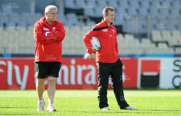 20.10.11 - Wales Rugby Captains Run - Head coach Warren Gatland and attack coach Rob Howley during training. 