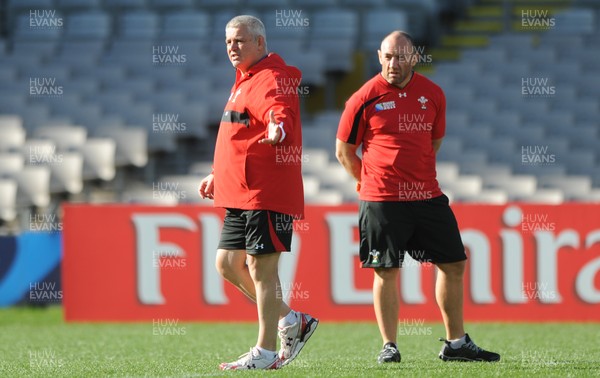 20.10.11 - Wales Rugby Captains Run - Head coach Warren Gatland makes a point as Robin McBryde looks on during training. 
