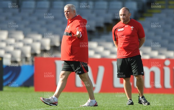 20.10.11 - Wales Rugby Captains Run - Head coach Warren Gatland makes a point as Robin McBryde looks on during training. 