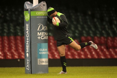 211114 - Wales Rugby Captains Run - Jamie Roberts during training