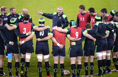 211114 - Wales Rugby Training -Warren Gatland talks to players during training