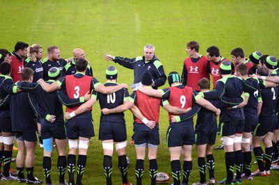 211114 - Wales Rugby Training -Warren Gatland talks to players during training