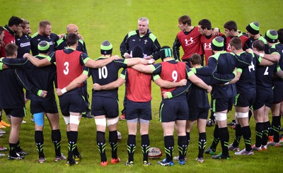 211114 - Wales Rugby Training -Warren Gatland talks to players during training