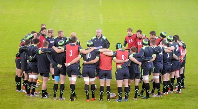 211114 - Wales Rugby Training -Warren Gatland talks to players during training