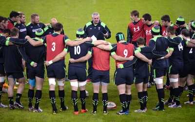 211114 - Wales Rugby Training -Warren Gatland talks to players during training