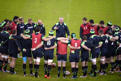 211114 - Wales Rugby Training -Warren Gatland talks to players during training