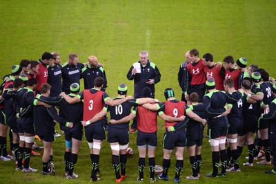 211114 - Wales Rugby Training -Warren Gatland talks to players during training