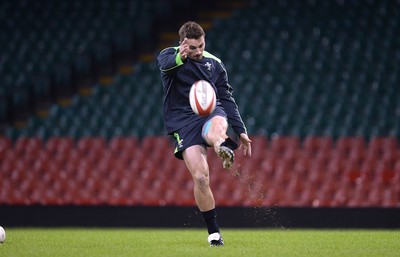 211114 - Wales Rugby Training -Jonathan Davies during training