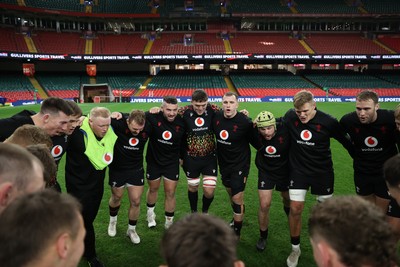 211125 - Wales Rugby Captains Run ahead of the New Zealand game tomorrow - Wales team huddle