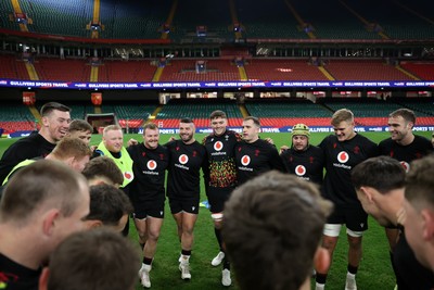211125 - Wales Rugby Captains Run ahead of the New Zealand game tomorrow - Wales team huddle