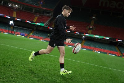 211125 - Wales Rugby Captains Run ahead of the New Zealand game tomorrow - Dan Edwards during training